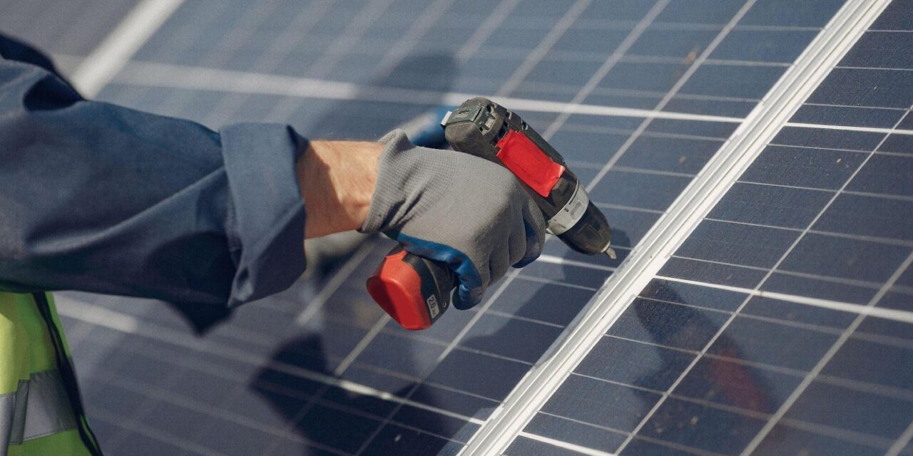 Como funciona a coleta de energia solar com os painéis fotovoltaicos?