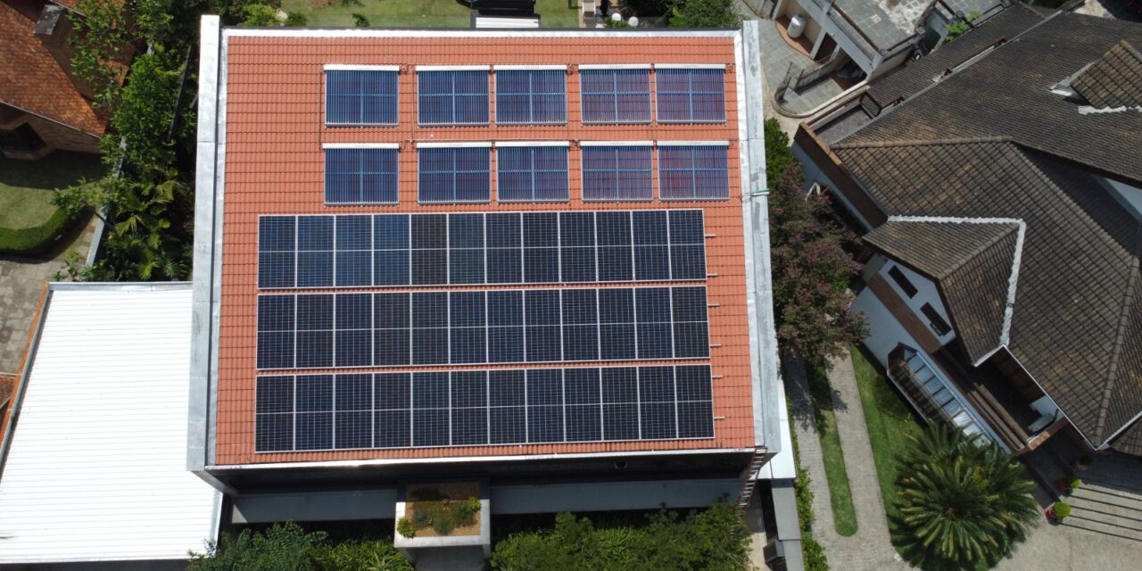 Como os sistemas termo solares estão transformando a geração de energia residencial?